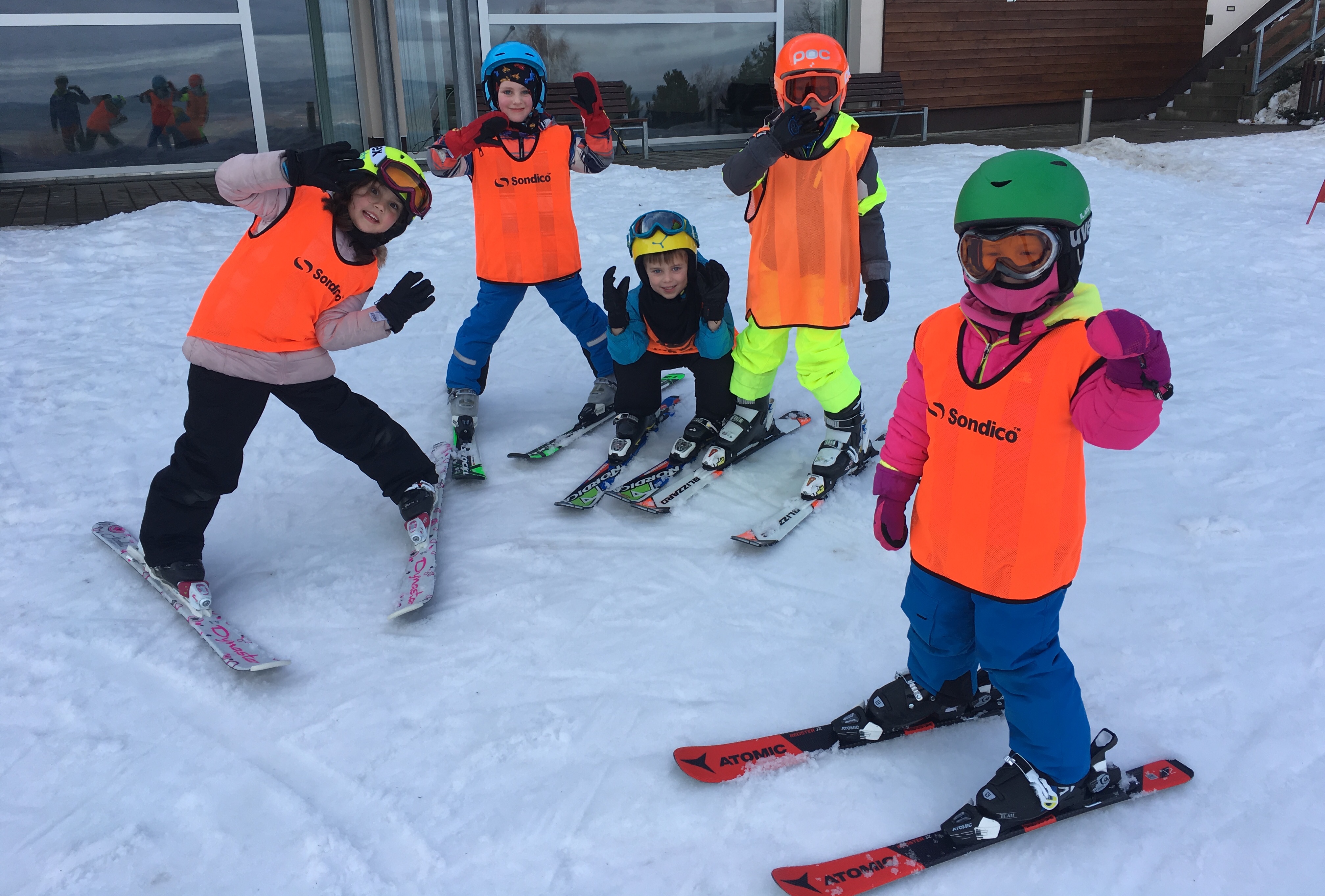 parta mladých lyžařů
